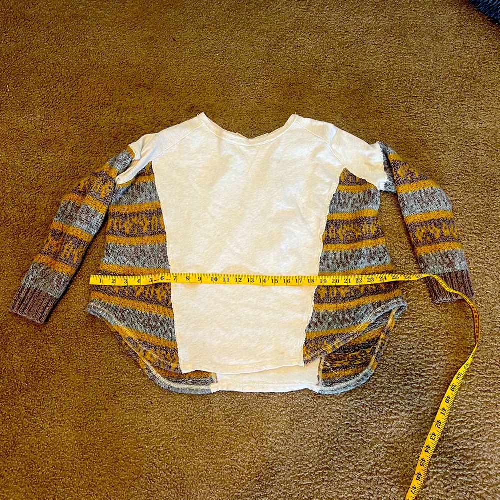 Free people cropped sweatshirt, size small, but fits a medium